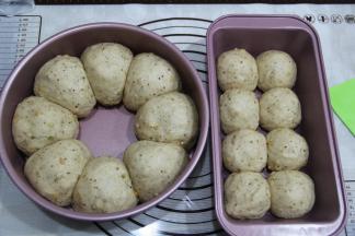 取出二发好的面团，明显变大，用手按压，很慢回弹。预热烤箱，上下190度。只有一只烤箱，二发快结束时候就取出来预热烤箱，在预热的时候面团还会再发一会的。