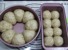 取出二发好的面团，明显变大，用手按压，很慢回弹。预热烤箱，上下190度。只有一只烤箱，二发快结束时候就取出来预热烤箱，在预热的时候面团还会再发一会的。