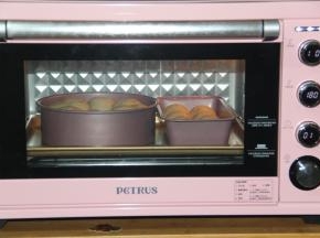 放入预热好的烤箱下层，转上下180度，烤20分钟。