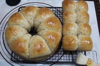 直接脱模，很轻松，不粘模具哈。然后趁热，一定要趁热，刷一层椰油，闪亮亮。等一定的余温时候密封打包即可。