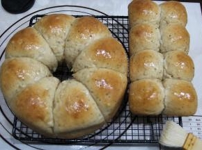 直接脱模，很轻松，不粘模具哈。然后趁热，一定要趁热，刷一层椰油，闪亮亮。等一定的余温时候密封打包即可。