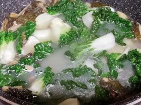 汤中加入白菜，继续煲20分钟