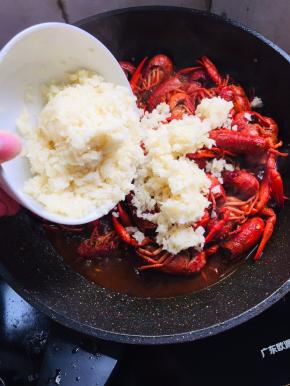 放入蒜蓉翻炒两分钟。