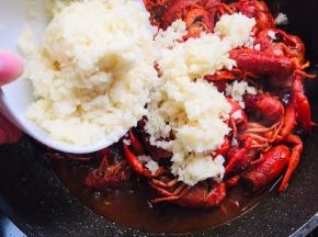 放入蒜蓉翻炒两分钟。