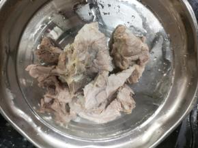 脊骨焯水备用。