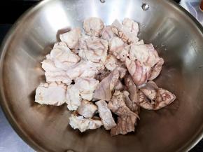 锅中放入姜片和猪肺，将猪肺煸干，备用。