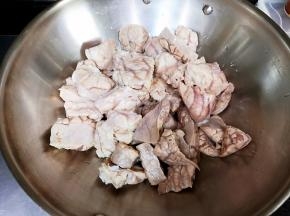 锅中放入姜片和猪肺，将猪肺煸干，备用。