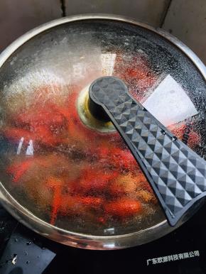 盖上盖子，小火慢炖10分钟，让小龙虾充分入味儿。