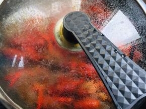 盖上盖子，小火慢炖10分钟，让小龙虾充分入味儿。