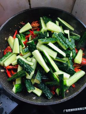 放入黄瓜炒至断生即可。