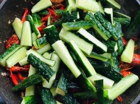 放入黄瓜炒至断生即可。