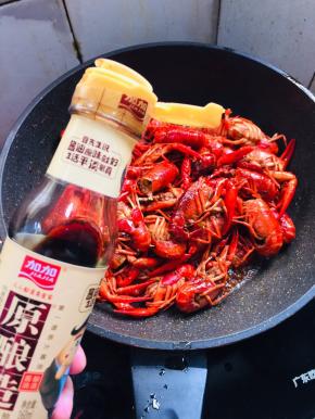 放入两勺生抽。