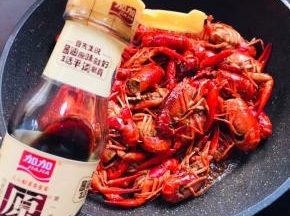 放入两勺生抽。