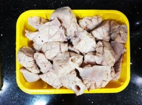 这款汤最麻烦的就是猪肺的清洗。买回来的猪肺从管道装水，装满后，把灌进猪肺的水压出，灌水压出这个动作重复6遍。然后将洗净的猪肺切块焯水，捞出备用。