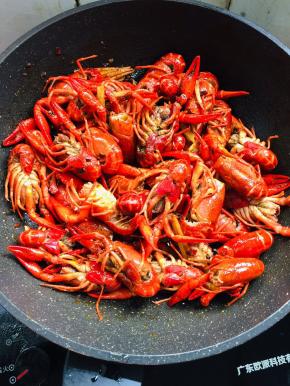 放入小龙虾翻炒片刻。