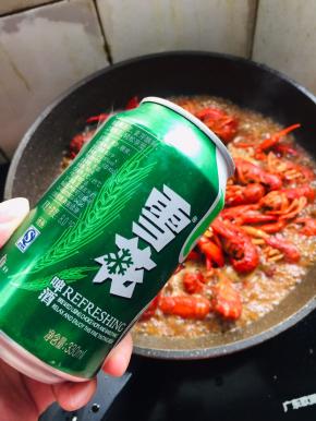 放入一罐啤酒。（啤酒不要太多，刚好淹没住小龙虾即可。）