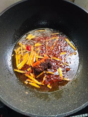 锅烧热放入适量的油，放入生姜，郫县豆瓣酱和火锅底料小火爆香。