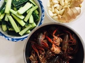 黄瓜洗净切成条，蒜瓣剥皮，生姜一块清洗干净，小龙虾剪去头上的虾包，抽掉虾线，虾背上剪开，用牙刷把处理好的小龙虾刷洗干净备用。