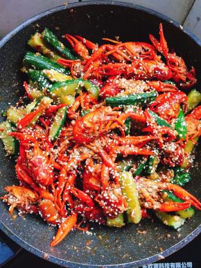 起锅前加入适量的鸡精和白芝麻翻炒均匀即可。