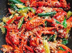 起锅前加入适量的鸡精和白芝麻翻炒均匀即可。