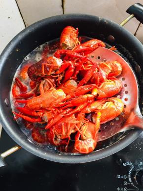 清洗干净的小龙虾焯水两分钟捞出沥干水分备用。