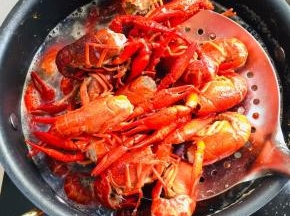 清洗干净的小龙虾焯水两分钟捞出沥干水分备用。