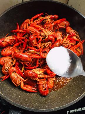 放入适量的盐。