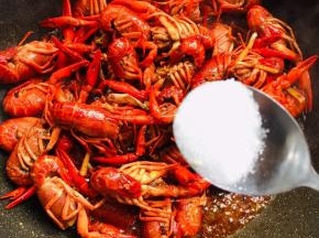 放入适量的盐。