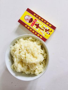 蒜瓣用料理机打成蒜蓉，准备好十三香备用。