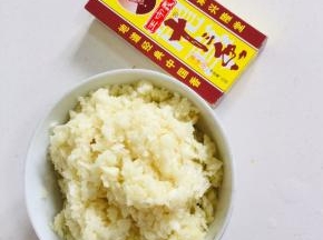 蒜瓣用料理机打成蒜蓉，准备好十三香备用。