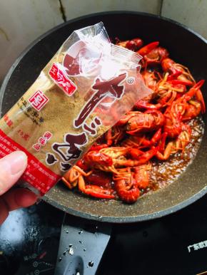 放入三勺王守义十三香翻炒均匀。