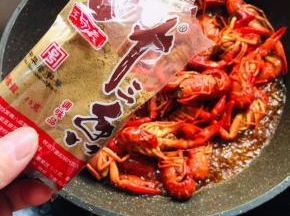 放入三勺王守义十三香翻炒均匀。