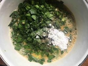 将韭菜倒入蛋液中，再倒入适量食盐、胡椒粉、淀粉；