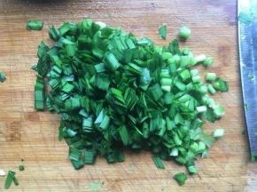 韭菜摘掉尾部黄色部分，洗净切碎；