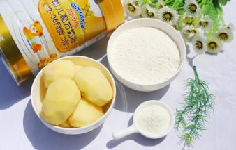 食材:① 土豆4个 ② 面粉小半碗 ③澳优能立多G4奶粉2勺  ④盐适量   ⑤植物油适量    