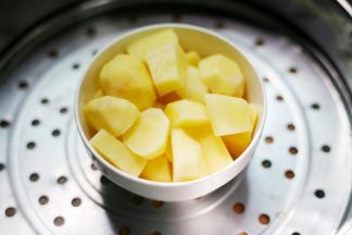 土豆去皮切小块上锅大火蒸熟。