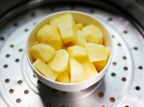 土豆去皮切小块上锅大火蒸熟。