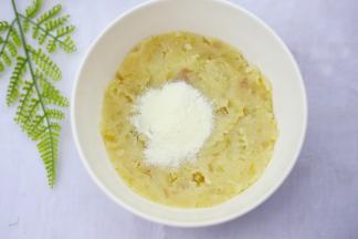 蒸熟的土豆压成泥，加两勺澳优能立多G4奶粉。