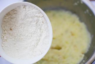 分多次加入面粉