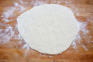 并将面团擀成厚一些的面片。