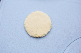 并将面团擀成厚一些的面片。