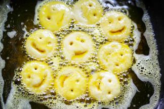 把小圆面片表面撒一层面粉，起油锅，中小火炸至微黄。