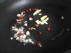 起锅放油，放入辣椒、生姜、大蒜翻炒；