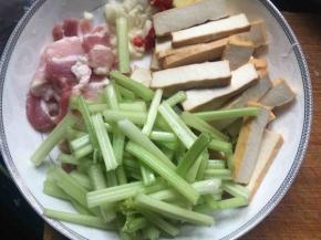 将所需材料分别切好备用；