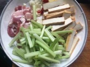 将所需材料分别切好备用；