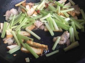 香干微黄后倒入芹菜；