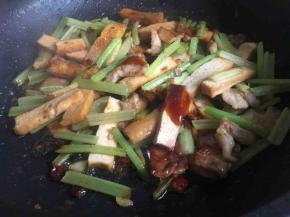 芹菜炒变绿后放入1克盐、半勺生抽、半勺蚝油、少许鸡精翻炒均匀即可出锅；