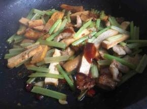 芹菜炒变绿后放入1克盐、半勺生抽、半勺蚝油、少许鸡精翻炒均匀即可出锅；