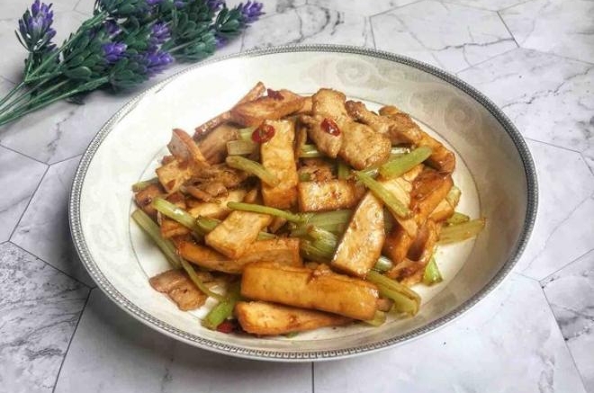 芹菜香干炒肉