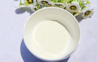 澳优能立多G4奶粉放入碗中。